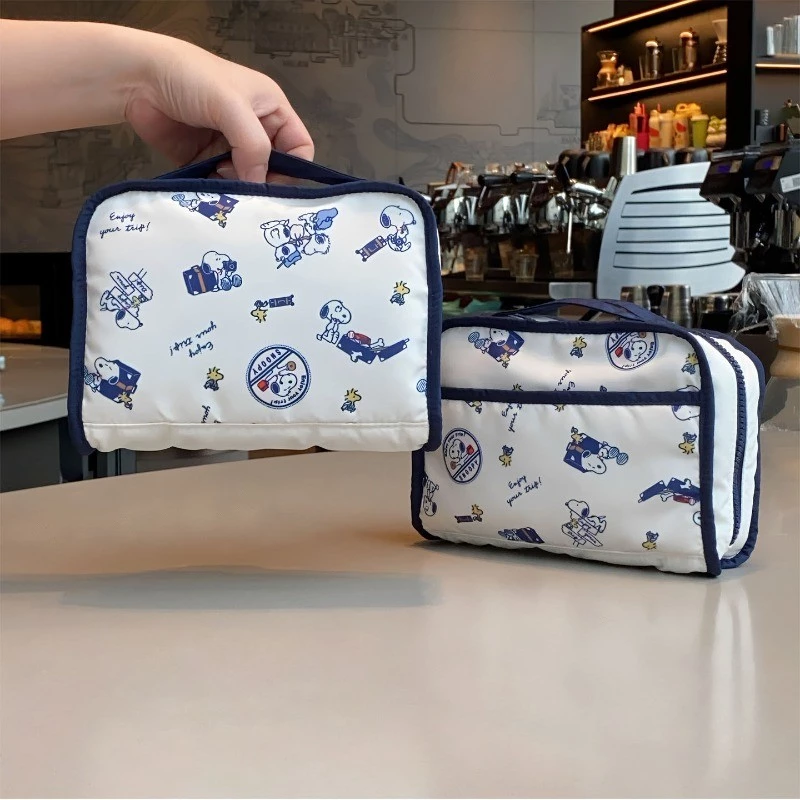 Snoopy กระเป๋าเครื่องสําอางแบบพกพา Wash Hand-Carry Small Bag Multi-Layer Storage Commuter Bag การ์ตูนน่ารักแบบพกพา