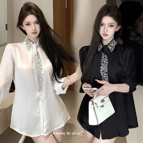 mimi[สินค้าพร้อมส่ง]เสื้อเชิ้ตเบลาส์สีขาวผ้าซาตินหนัก สไตล์สังคมเข้ม ดีไซน์ติดเพชร เสื้อทรงหลวมยาวปานกลาง#99398