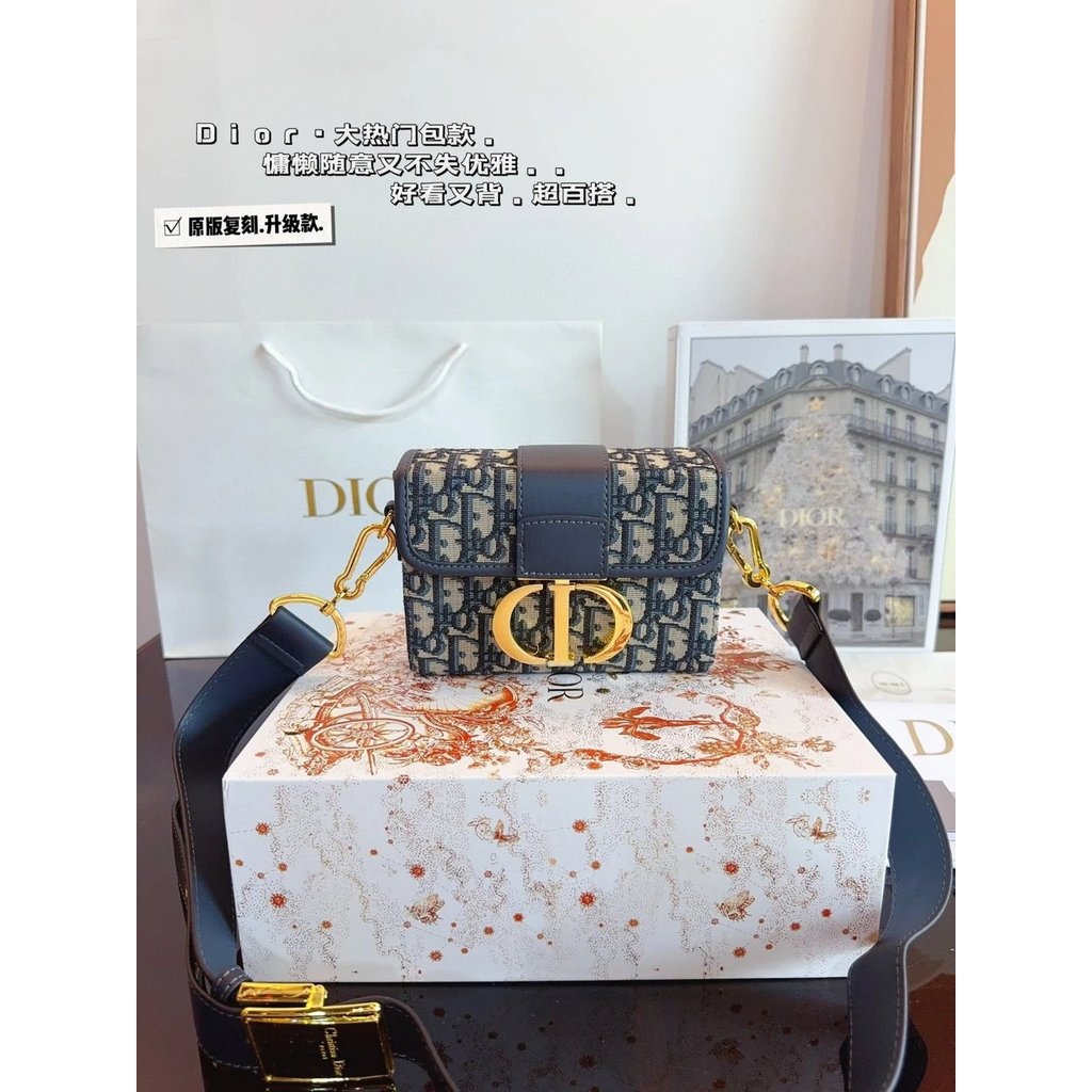 พร้อมกล่องของขวัญ.DIOR DIOR Monten box box box Pack
กระเป๋ากล่องใบเล็กพร้อมสายสะพายกว้างสุดเท่
แบบเว