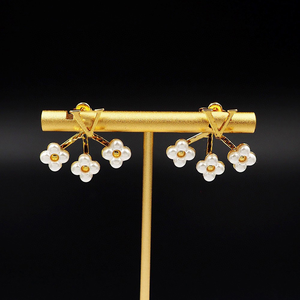 V Letter 3 Four-leaf Flower Pearl ต่างหูสุภาพสตรี AB สไตล์ดอกไม้ Cluster Pearl ต่างหูชุด