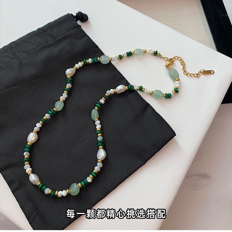 ไข่มุกน้ําจืดรูปทรงพิเศษ Malachite สีเขียว Aventurine สร้อยคอลูกปัดหญิงหรูหรา Niche หินธรรมชาติ Clav