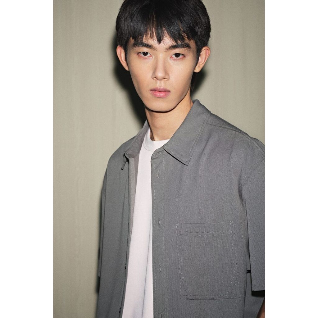 H&M(เอชแอนด์เอ็ม) เสื้อเชิ้ตอ็อกซ์ฟอร์ดทรงหลวมสไตล์ยูทิลิตี้ Men Loose Fit Utility Oxford shirt 1307965_1
