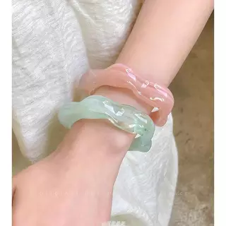 กำไลข้อมืออะคริลิคดีไซน์เรียบง่ายแฟชั่นทรงไม่สม่ำเสมอลายดอกไม้นูนเว้าแบบเปิดใส่ทุกวัน
