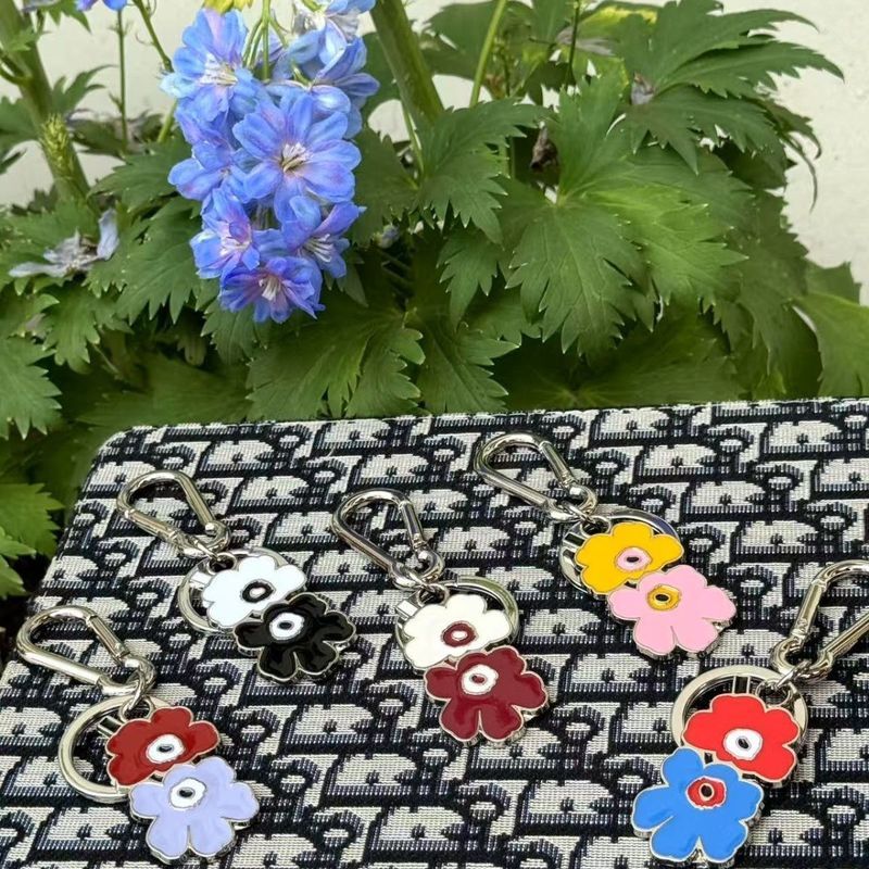 MARIMEKKO ฟินแลนด์ พวงกุญแจมัลติฟังก์ชั่นกระเป๋าจี้เสื้อผ้าจี้ดอกไม้ Chanel สไตล์โลหะผสมสังกะสี J