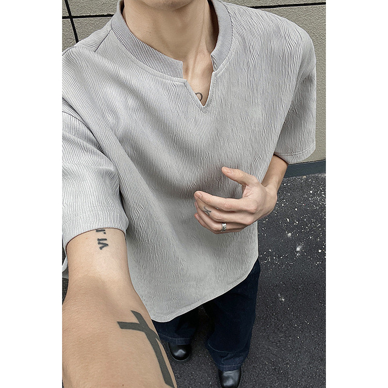 เสื้อยืดผู้ชายทรงคลาสสิค คอวอลท์ ทำจากเนื้อย่น ระบายอากาศได้ดี สไตล์อเมริกัน พอดีตัว เหมาะสำหรับฤดูร้อน