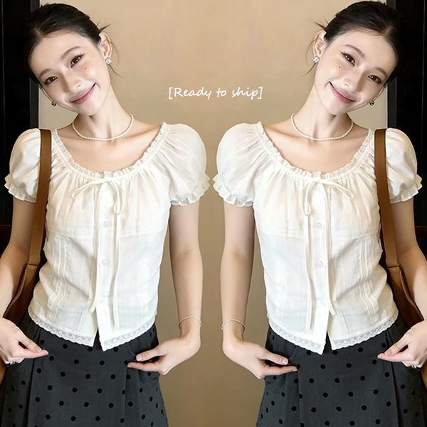 MIMI[สินค้าพร้อมส่ง]เสื้อเชิ้ตครอปผ้าลูกไม้สำหรับผู้หญิง ทรงเข้ารูปทันสมัย ​​มีโบว์ประดับ สวยงามและน่ารัก สีขาว#W722