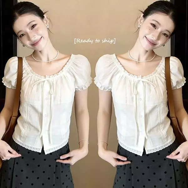 MIMI[สินค้าพร้อมส่ง]เสื้อเชิ้ตครอปผ้าลูกไม้สำหรับผู้หญิง ทรงเข้ารูปทันสมัย ​​มีโบว์ประดับ สวยงามและน่ารัก สีขาว#W722