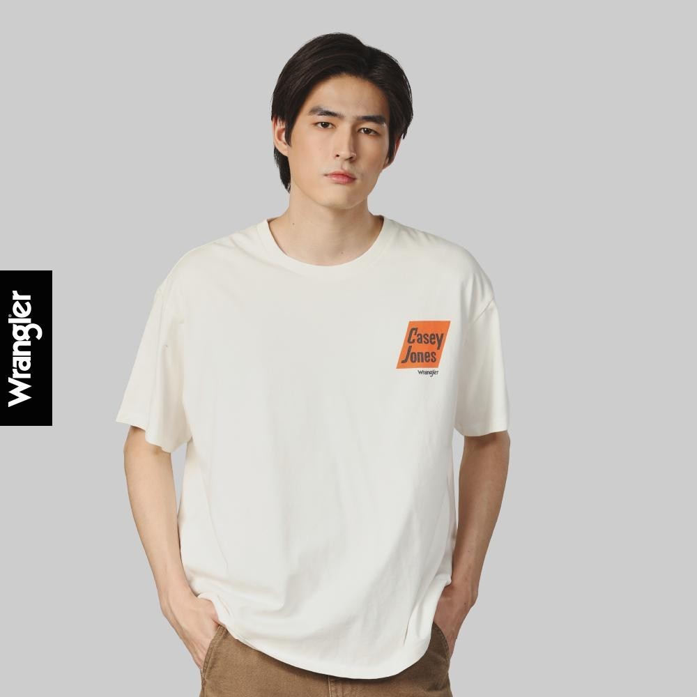 WRANGLER เสื้อยืดแขนสั้นผู้ชาย คอลเลคชั่น Casey Jones ทรง Oversize รุ่น WR F125MTSSN49 สีครีม