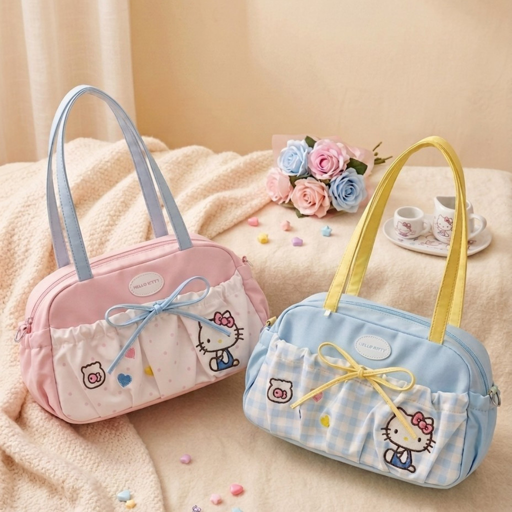 ให้ทุกวันเป็นวันพิเศษ 🎀 กับกระเป๋าคู่ใจลาย คิตตี้ ขนาด 31×11×18 cm สายหวานห้ามพลาด เด้ดขาด ดีไซน์ช่องด้านหน้าแบบรูดโบว์