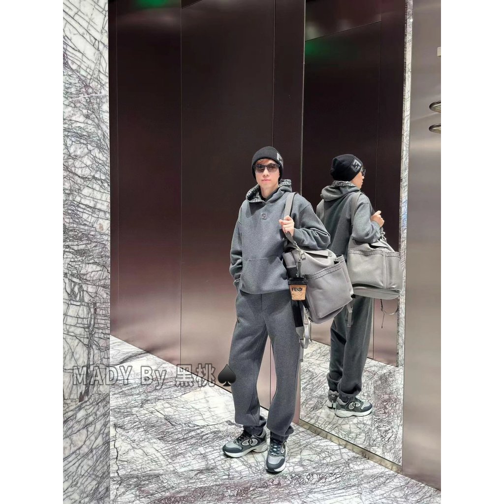 [ผู้ขายสีทอง] FENDI FENDI FW2024 เสื้อสเวตเตอร์ผ้าฝ้ายเสื้อยืดแขนยาวผู้ชายสไตล์