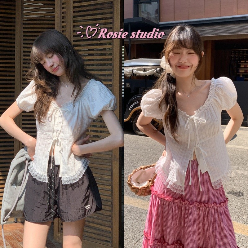 Rosie🤍🌺เสื้อเชิ้ตสั้นลูกไม้สีขาวมีดีเทลผูกโบว์บริเวณหน้าอกทรงรัดเอว แต่งลวดลายระบายช่วยให้สวมใส่ดูผอมเพรียวมีสไตล์แนว
