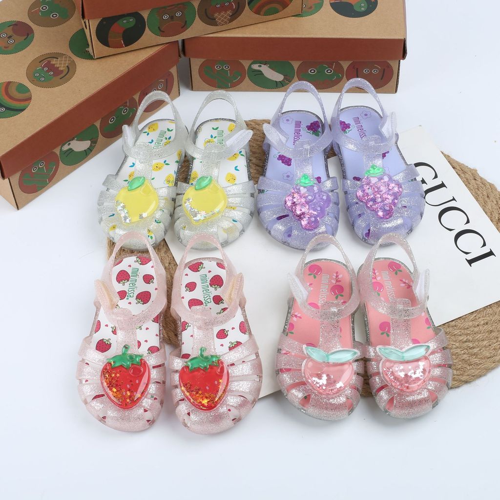 [จัดส่งในวันเดียวกัน] 2022 สไตล์ใหม่ Melissa เด็กใหม่รองเท้าเจลลี่เด็ก Toe-Covered รองเท้าแตะกลวงผลไม้สตรอเบอร์รี่รองเท้าแตะพื้นนุ่ม