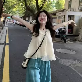 Chili Koko เสื้อกล้ามคอวีสไตล์ฝรั่งเศสใหม่สำหรับผู้หญิง เสื้อชิฟฟอนแบบเปิดไหล่ เสื้อแขนกุดบางเบาและระบายอากาศได้ 99412