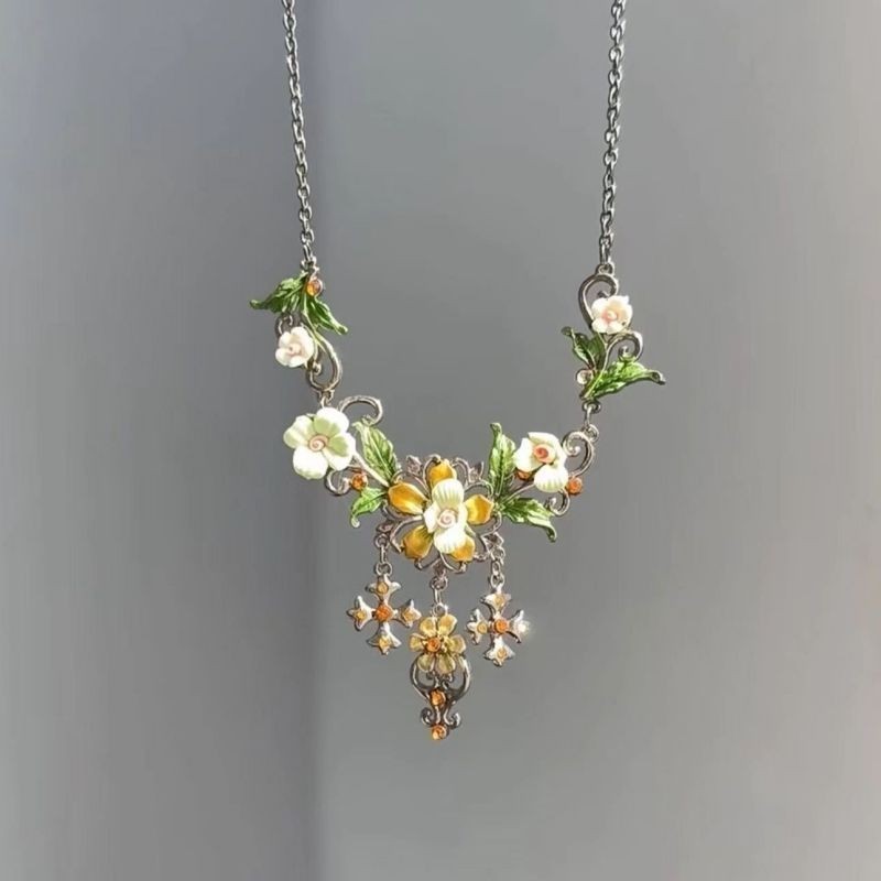 ญี่ปุ่น Green Field Retro Mori ดอกไม้สร้อยคอ Niche อารมณ์หรูหราประณีตหวาน All-Match Clavicle Chain