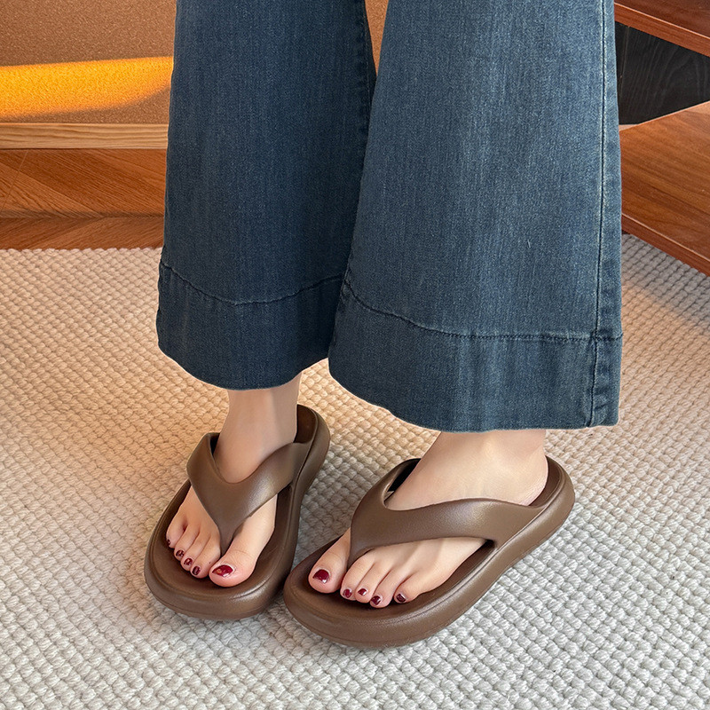 Flip-Flops สีดําสีขาวสีน้ําตาลสีกากี Anti-Slip นุ่มสบาย EVA Flip-Flops หญิงแฟชั่น All-Match Travel วันหยุดรองเท้าแตะชายหาด