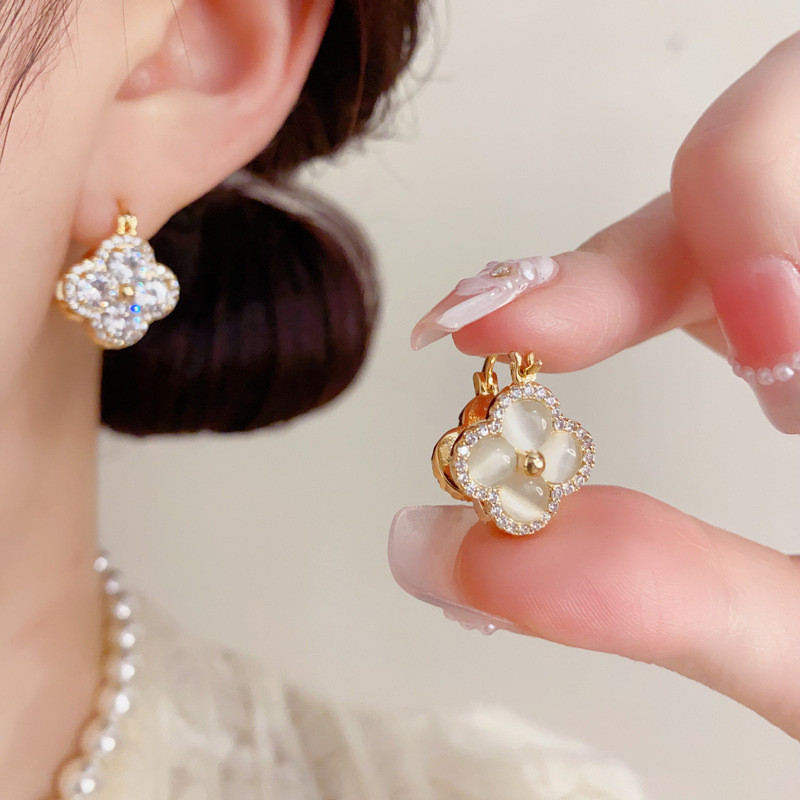 เพทายโอปอลสองด้านสี่ใบที่มีแสงหลากหลาย พร้อมดีไซน์พิเศษ