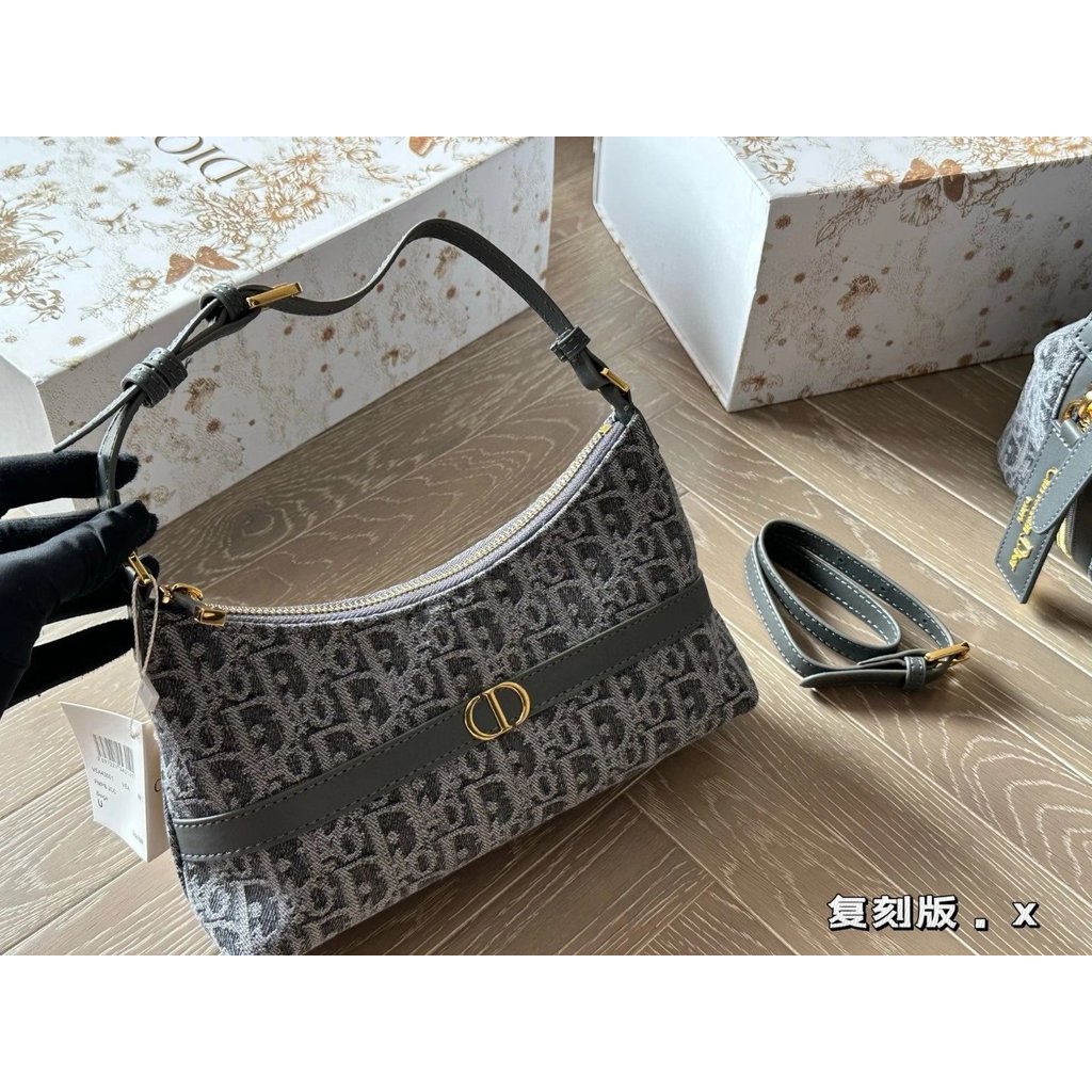 Dior Dark Blue Presbyopia Underarm Bag This Series สีฟ้าสีขาวสวยมากพร้อมความรู้สึกทําความสะอาดมาก

ก