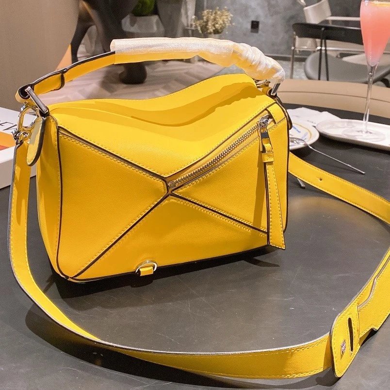 LOEWE กระเป๋าสไตล์ใหม่เรขาคณิต Minimalist Retro Catwalk LOEWE กระเป๋าถือกระเป๋าสะพาย LOEWE กระเป๋า L