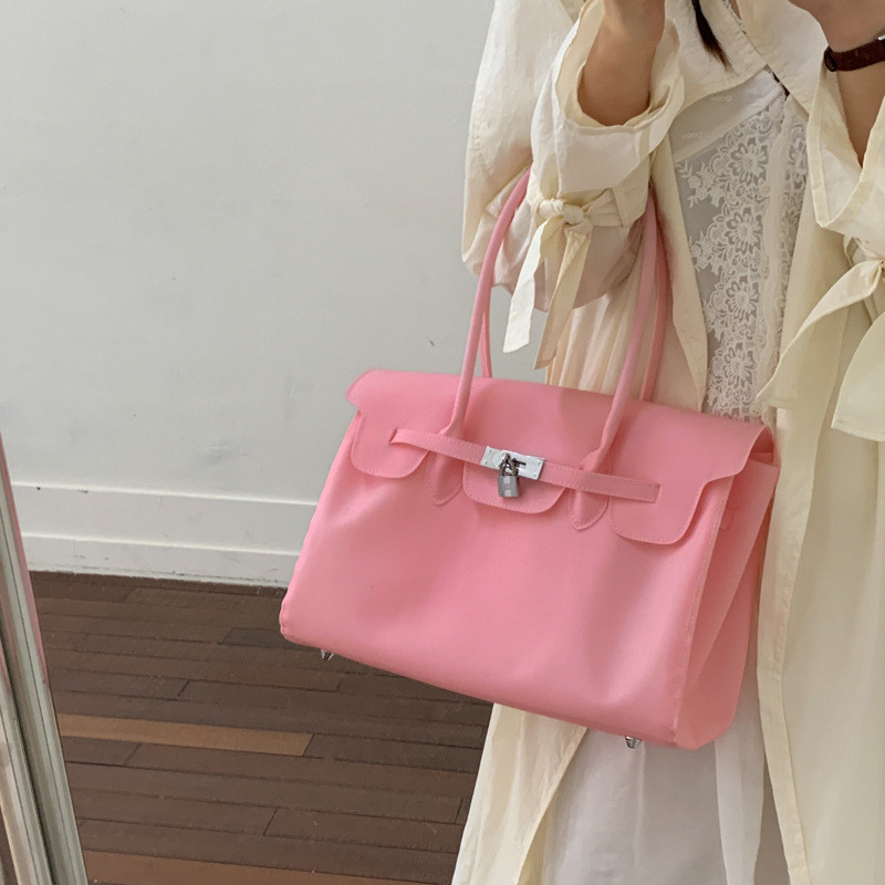 กระเป๋าแฟชั่นเยลลี่ 2026 แบบกันน้ําและโปร่งใส ทรงคุมเข้มทันสมัย jelly firkin bag