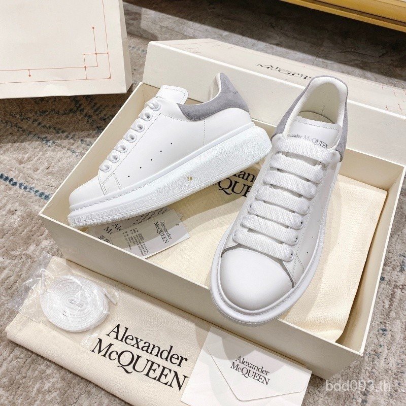 ใหม่ Alexander-McQueen รองเท้ากีฬาวิ่งดูดซับแรงกระแทกและทนต่อการสึกหรอรองเท้าผ้าใบลําลองสําหรับบุรุษ