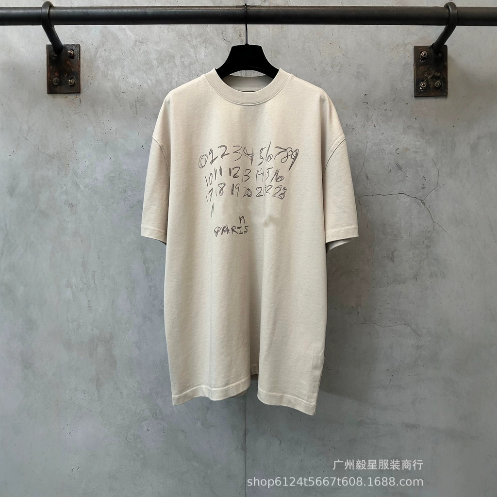 1:1！Original Standard Real Shot 26 Heavy 400gMM6 Blurry ปฏิทินพิมพ์แขนสั้น OS หลวมวางไหล่ All-Match 