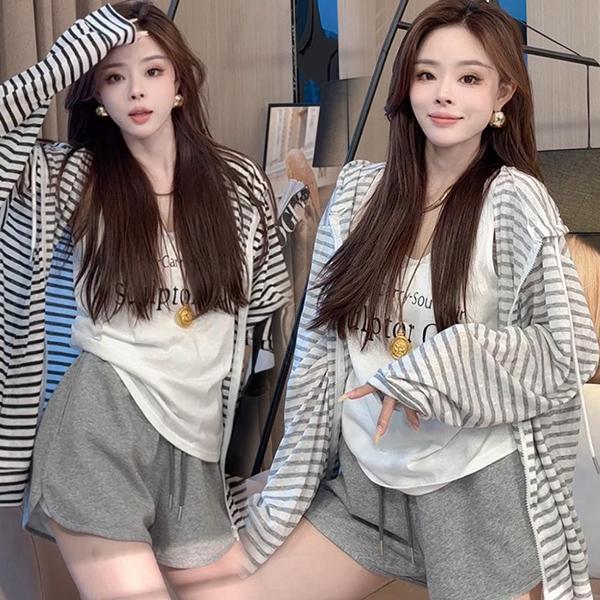 [สินค้าพร้อมส่ง]เสื้อแขนยาวมีฮู้ดลายทางสวยงามสำหรับฤดูร้อน กันแดดทรงหลวม เสื้อคลุมลำลองทันสมัยสำหรับผู้หญิงในปีนี้#99413