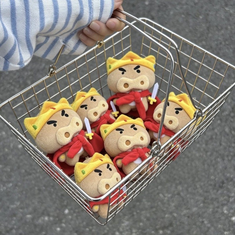 น่ารักนักรบตุ๊กตาพวงกุญแจการ์ตูนหมู King Plushie จี้นุ่มยัดตุ๊กตาสําหรับกระเป๋ากระเป๋าเป้สะพายหลัง Charms ของขวัญสําหรับแฟนๆคอลเลกชัน