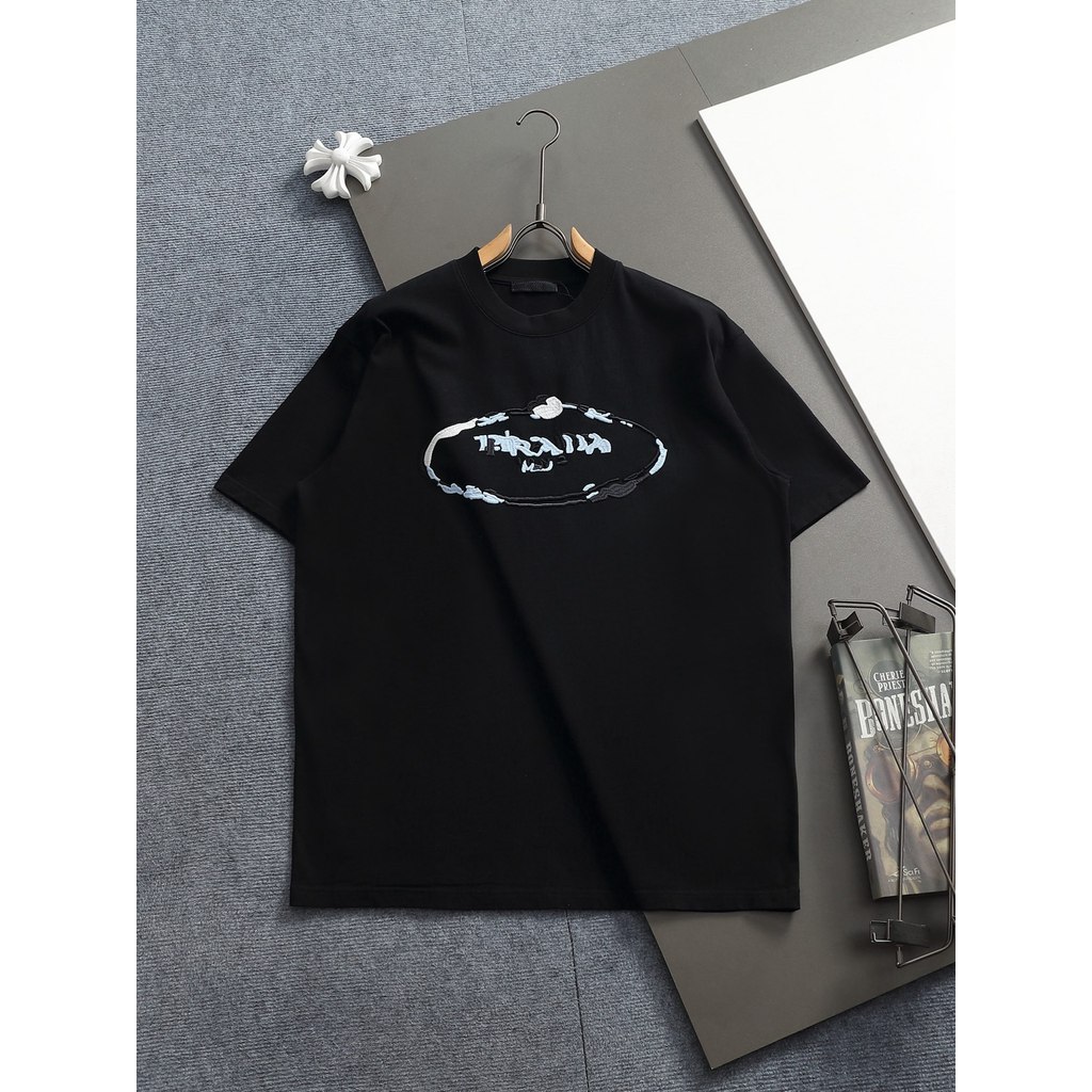 2026PRADA Early Spring เสื้อยืดแขนสั้นสไตล์ใหม่ผู้ชายผู้หญิงคู่สไตล์รอบคอ Slim-Fit Design Top กีฬาสี