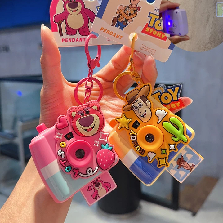 ของแท้ Disney Toy Story พวงกุญแจโพลารอยด์การ์ตูนอะนิเมะ Buzz Lightyear จี้ตุ๊กตาสามตา