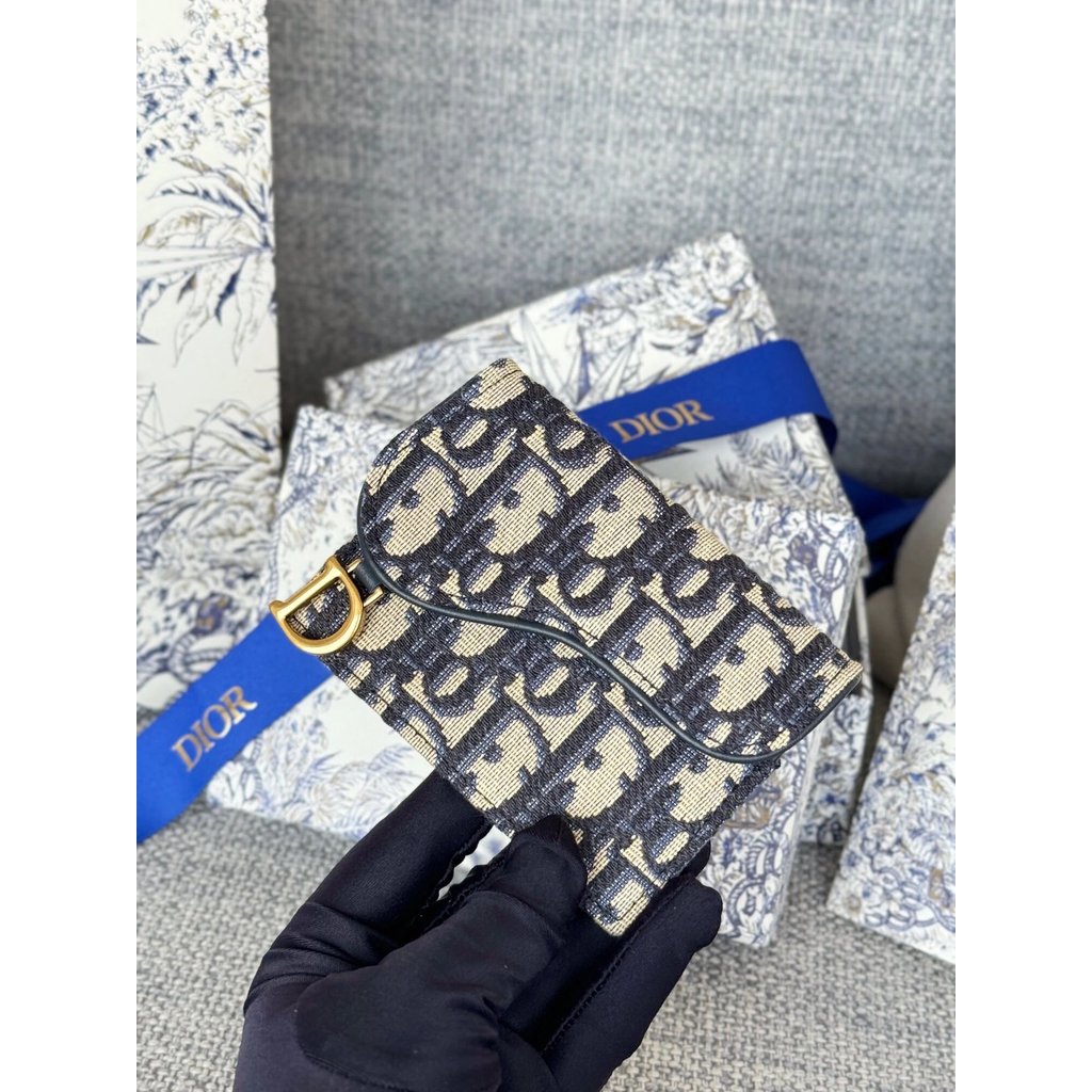 D Home dior ที่ใส่บัตรใบเล็กอานสไตล์ใหม่!ที่ใส่บัตรนี้มีกระเป๋าใส่เหรียญด้านหลังสามช่องใส่การ์ด!ความ
