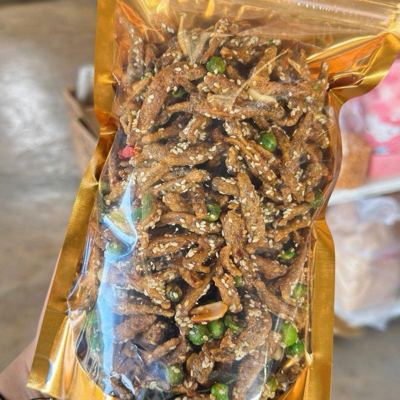 ปลากรอบ ชุบแป้งสูตรถั่วลันเตา ใบมะกรูด โรยงา ของฝากบ้านเพ ระยอง ส่วนผสมน้ำมะขามกับน้ำตาลโตนด กลมกล่อม
