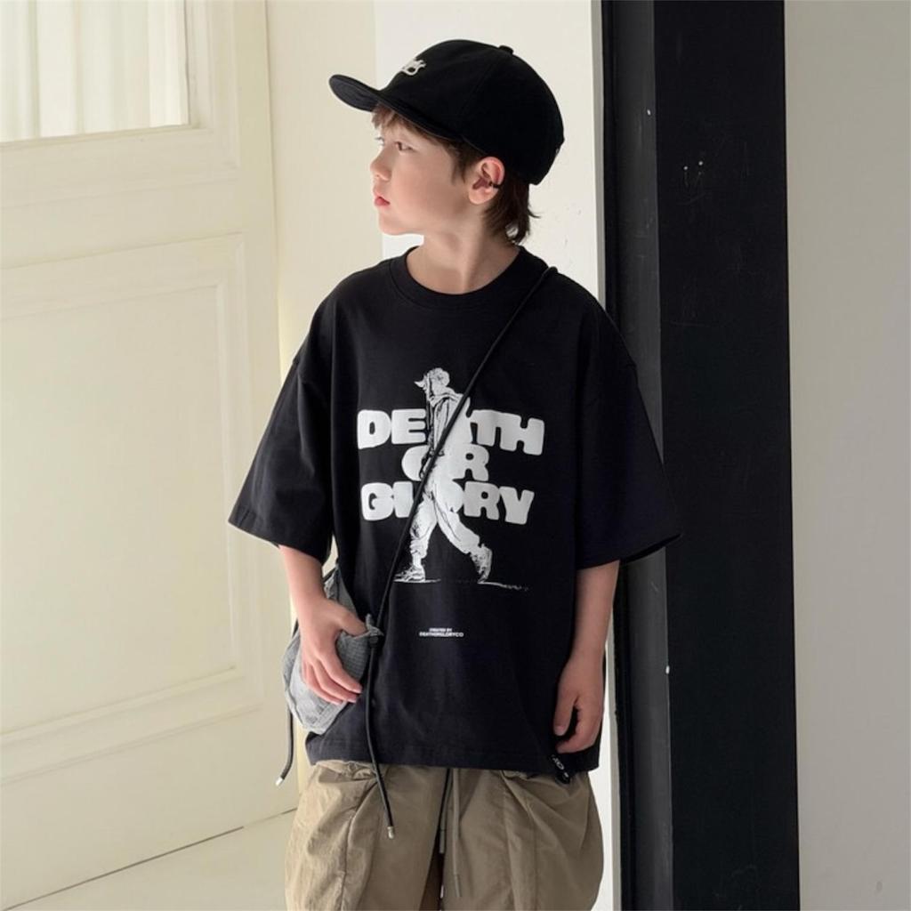 เสื้อยืดเด็กชายโอเวอร์ไซส์ แขนสั้น ลายกราฟิกเท่ๆ สไตล์เกาหลี ใส่หล่อเท่มีสไตล์ แมทช์ง่าย รุ่นฮิต ผ้า