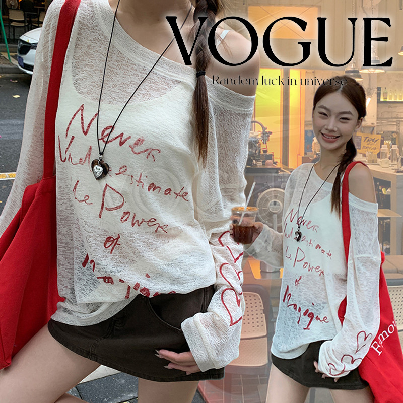 Vogue🌟พร้อมส่ง🌟 เสื้อซีทรูแขนยาว คอกว้างเปิดไหล่ เขียนตัวหนังสือ แต่งหัวใจที่แขนน่ารักๆ (FY2143)