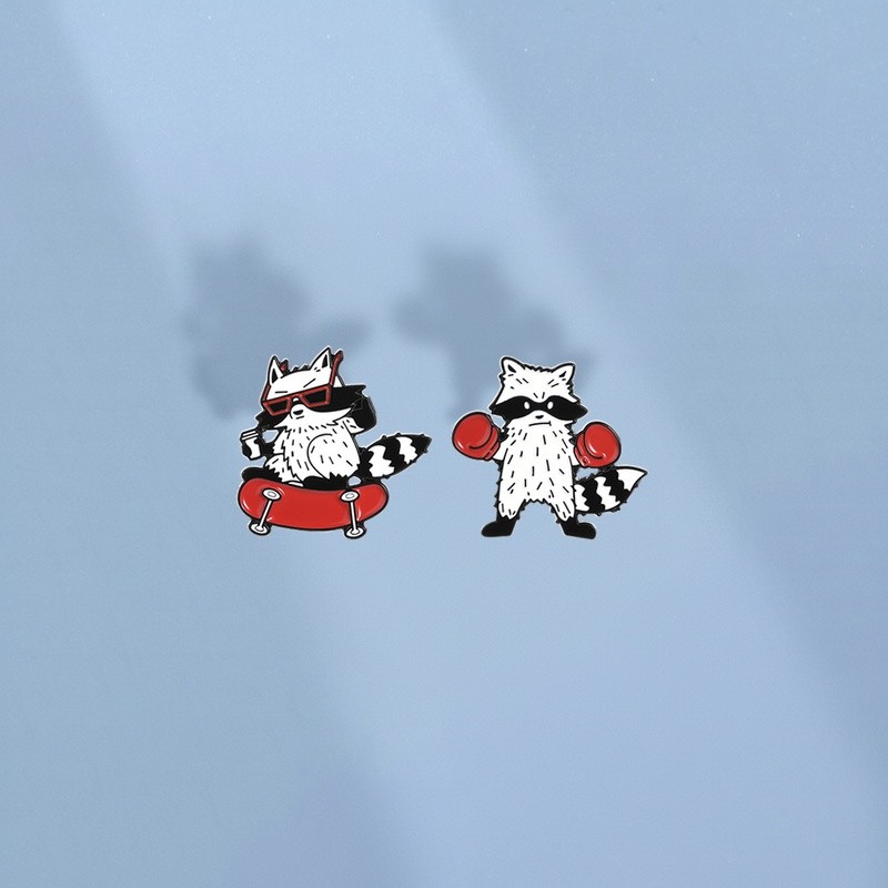 ชกมวยตลกและสเก็ตบอร์ด Raccoon เคลือบ Pin สัตว์น่ารักเข็มกลัดป้ายกระเป๋าเป้สะพายหลังอุปกรณ์เสริมของขวัญการ์ตูนสําหรับเพื่อน