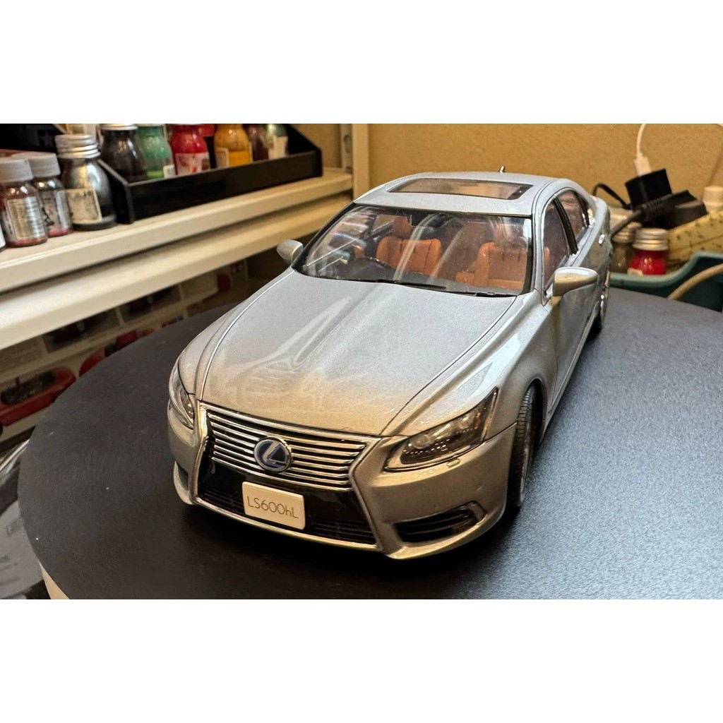 Lexus LS600L แฮนด์เมดพร้อมบอร์ดโมเดล "Fujimi" 1: 24 ชิ้น