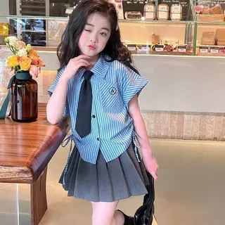 ชุดเดรสฤดูร้อนเด็กหญิง รุ่นใหม่ปี2026 สไตล์เกาหลี เสื้อเชิ้ตลายทาง+กระโปรงพลีท สำหรับเด็กโต มอบเนคไทฟรี สไตล์คอลเลจ