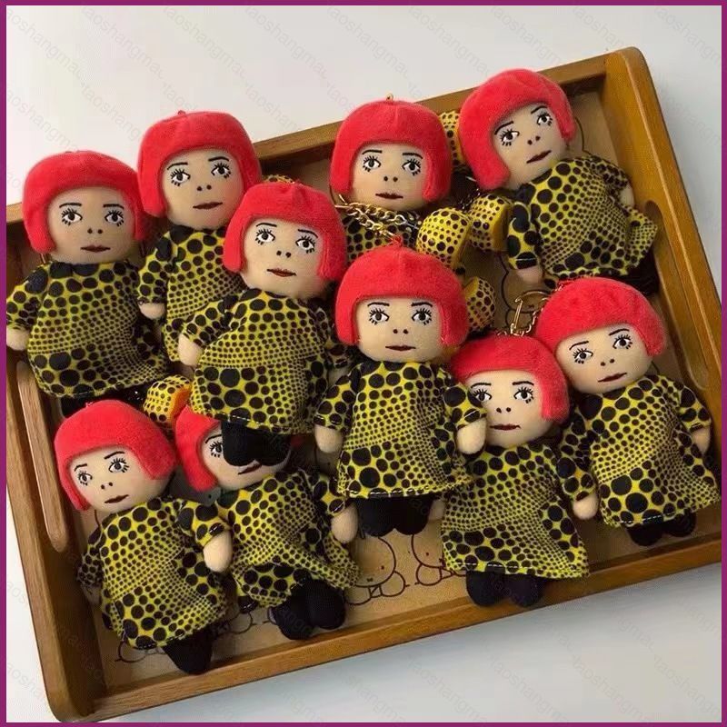 YT4 น่ารัก YAYOI KUSAMA จี้ตุ๊กตาของขวัญสําหรับแฟนกระเป๋าเป้สะพายหลังเครื่องประดับพวงกุญแจตุ๊กตาของเ