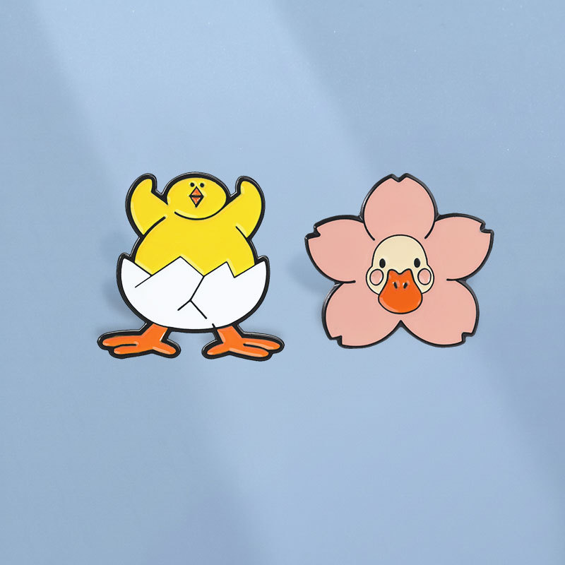 สัตว์น่ารักซากุระเป็ดเคลือบ Pin การ์ตูน Hatching Chick เข็มกลัดป้ายกระเป๋าเป้สะพายหลังอุปกรณ์เสริมของขวัญสําหรับเพื่อน