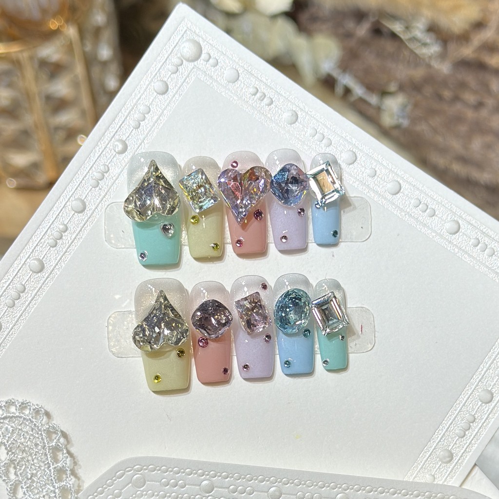HANDMADE + กาวฟรีArtificial Nail Handmade Heart-Shaped Gorgeous Rhinestone Phototherapy แพทช์เล็บปลอมกดบนเล็บนํากลับมาใช้ใหม่