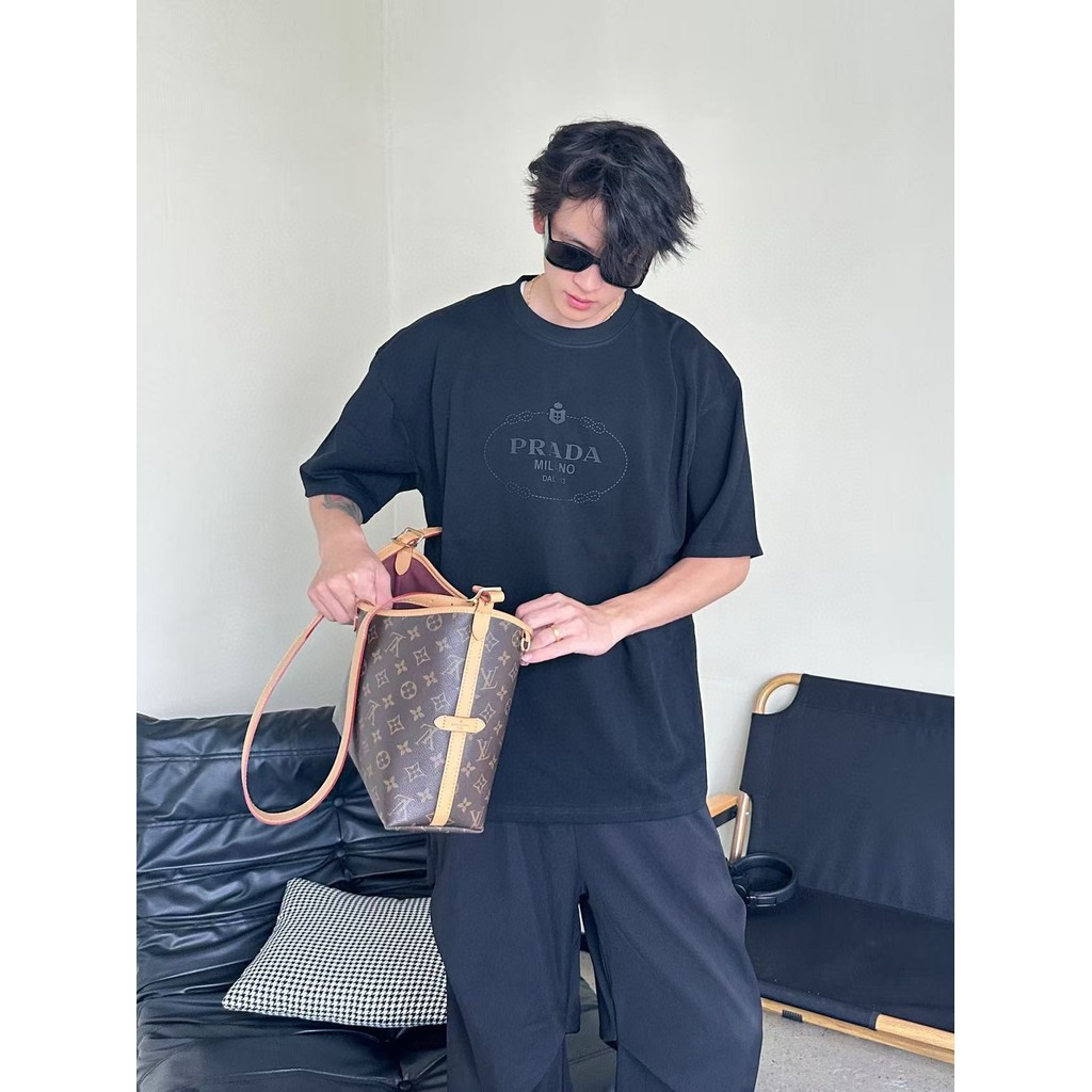 Prada/Prada 2026 คลาสสิกรอบคอแขนสั้นเสื้อยืดผู้ชายผู้หญิงสไตล์กีฬาการออกแบบรู้สึกอารมณ์กลางแจ้ง Bott