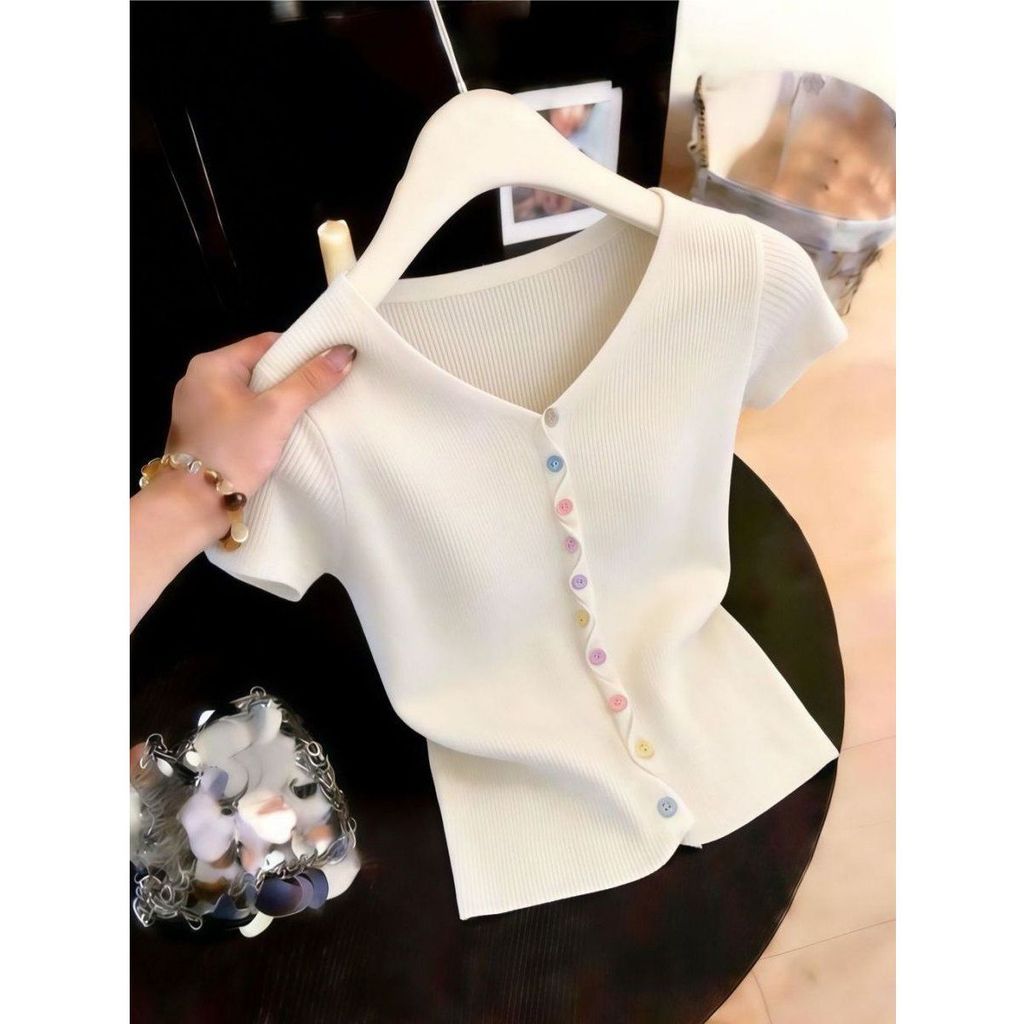 2026 ฤดูร้อนใหม่เกาหลีคอวีถักแขนสั้นเสื้อยืด|ผู้หญิงออกแบบกระดุมสี กระชับสัดส่วน เสื้อกล้ามกระชับสัดส่วน แฟชั่นอเนกประสงค์ อารมณ์อ่อนโยน เทรนด์