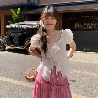 Elly พร้อมส่ง🦄เสื้อเชิ้ตลูกไม้สีขาวแขนสั้นฟู🦄ดีเทลผูกหน้าอก ระบายลูกไม้ปลายเสื้อ ผ่าหน้าเปิดสวย ทรงกระชับเอว ใส่ดูเพรียว