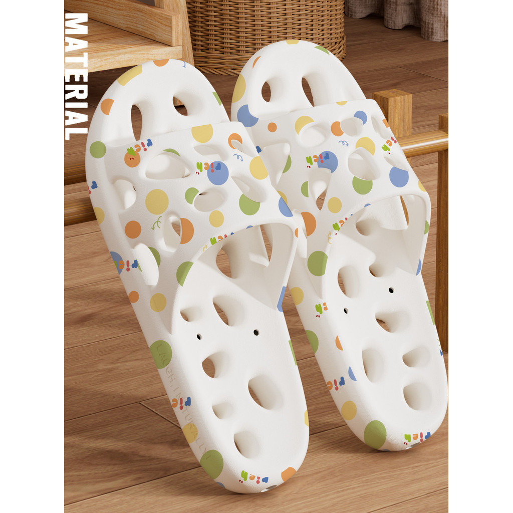 สลิปเปอร์ slipper รองเท้าแตะกันลื่นในห้องน้ําสุภาพสตรีฤดูร้อนคู่รักใช้ในบ้านอาบน้ําในร่ม Hollow Quic