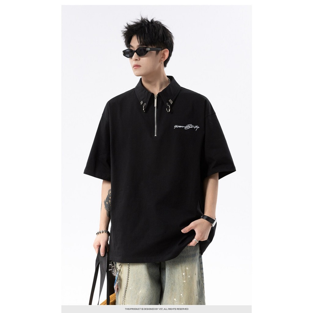 เสื้อโปโลผู้ชายแขนสั้นทรง โอเวอร์ไซส์ เสื้อยูนิเซ็กส์มีชิป สไตล์เกาหลี แฟชั่นล้าลอง เรียบง่าย หลวมๆ   สำหรับผู้หญิง OOTD Y2K ฤดูร้อน 2026 ไซส์ M-3XL ทรงเข้าสู่ สไตล์ฮิบฮอบ รุ่น 5055