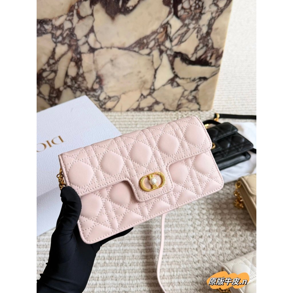 Dior Packaging New Style Chain Bag กระเป๋าโซ่สไตล์ใหม่จากดิออร์ ขนาดกระทัดรัดแต่ครบครัน ใส่ lipstick