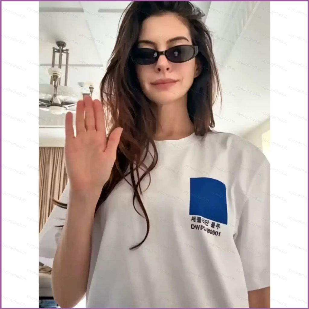 เสื้อยืดแขนสั้น สไตล์จากหนัง The Devil Wears Prada แสดงโดย Anne Hathaway
