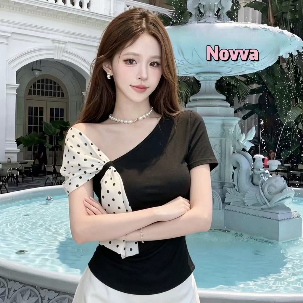 Novva 2สี เสื้อแขนสั้น ลายจุด ไหล่เฉียง ดีไซน์น่ารัก สไตล์เกาหลี