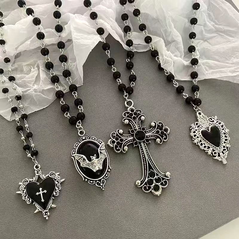 Dark Gothic ค้างคาว Cross จี้สร้อยคอหญิง Retro Y2K รูปหัวใจสีดําลูกปัดสร้อยคอเสื้อกันหนาว 5.6ddd