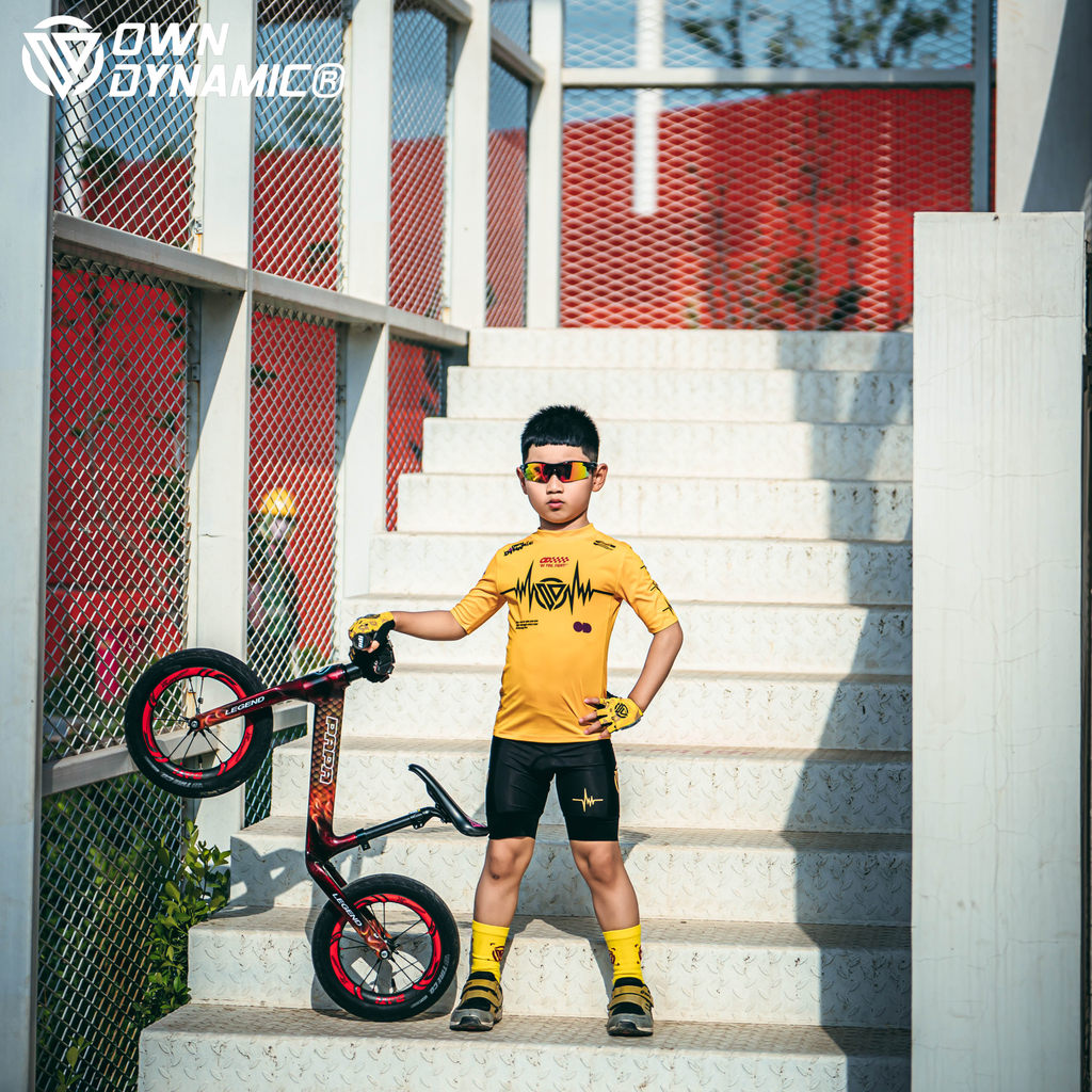 Own Dynamic odชุดขี่รถสมดุลสำหรับเด็กแขนสั้นสีเหลือง + กางเกงขาสั้นสีดำป้ายทอง