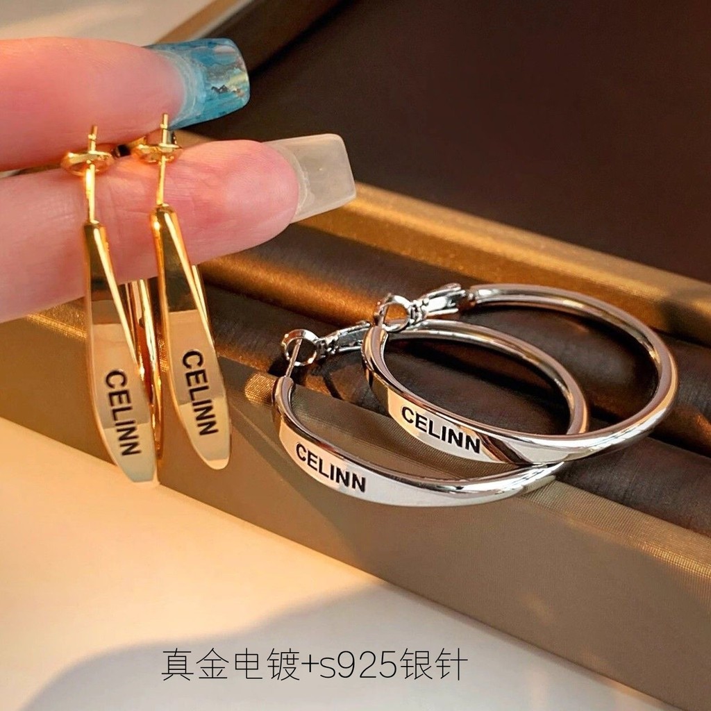 ต่างหูห่วงใหญ่สไตล์คลาสสิกสำหรับผู้หญิงทำจากเงินสเตอร์ลิง พร้อมลายเซ็นเฉพาะแบบ High-End Letter